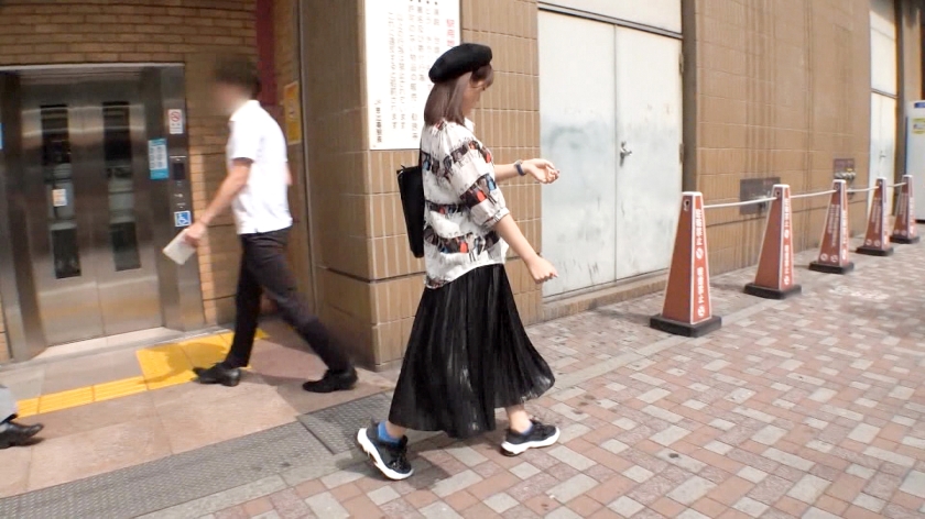 美術系専門学生・20歳の誘惑。彼氏に内緒でハメる背徳感…戸惑いながらも中出しまでイッちゃう禁断の初撮影