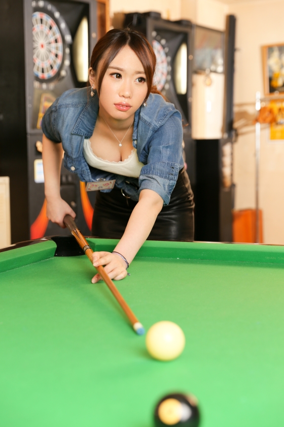 100%ガチ！池袋のビリヤードバーで見つけた「激カワ看板娘」が着衣のまま本気で誘ってきた結果…