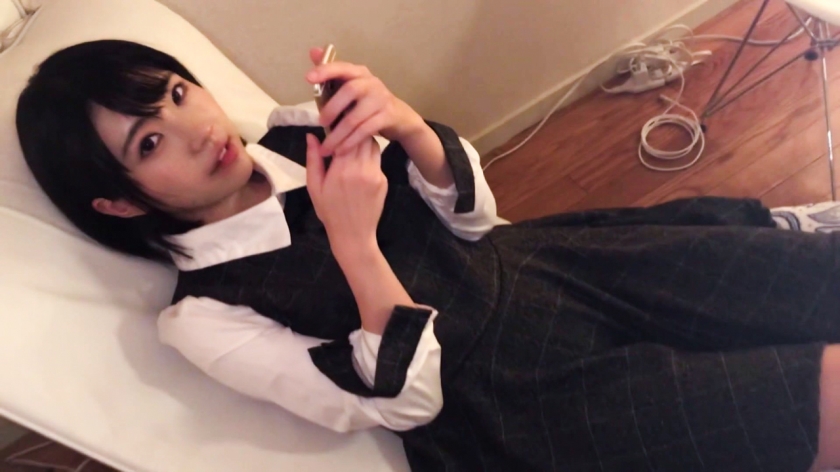 「恥ずかしいよぉ…」カメラを向けると赤面ピース！ノリの良すぎる19歳と濃厚中出し個人撮