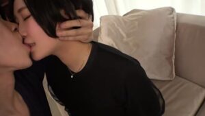 【現役女子大生】手マンでビショ濡れになった膣奥を巨根が貫く！21歳つむぎちゃんの芸術的な喘ぎとノンストップで続く激しい突き上げ！