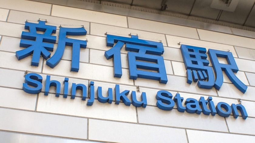 「仕事中より熱い…」23歳営業OLが真夏の外回りでナンパされ、多すぎるボディタッチに我慢できずそのまま絶頂ハメ！