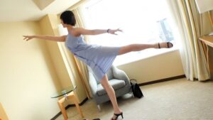 「彼氏もいないし夏らしい事も…」寂しい女子大生をアキバで誘惑。拒絶しながらも奥まで突かれると反応しちゃう初体験。