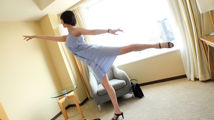 「彼氏もいないし夏らしい事も…」寂しい女子大生をアキバで誘惑。拒絶しながらも奥まで突かれると反応しちゃう初体験。