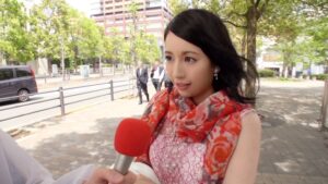 35歳セレブ奥様・徳永れい。旦那の性癖を受け入れる忍耐の果てに、街角ナンパからの自宅AV撮影で本能を解き放つ中出し。